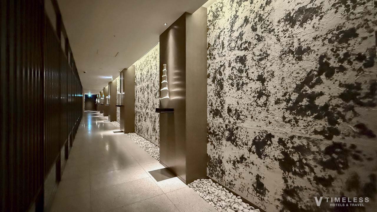 リッツカールトン京都のプールに続く廊下