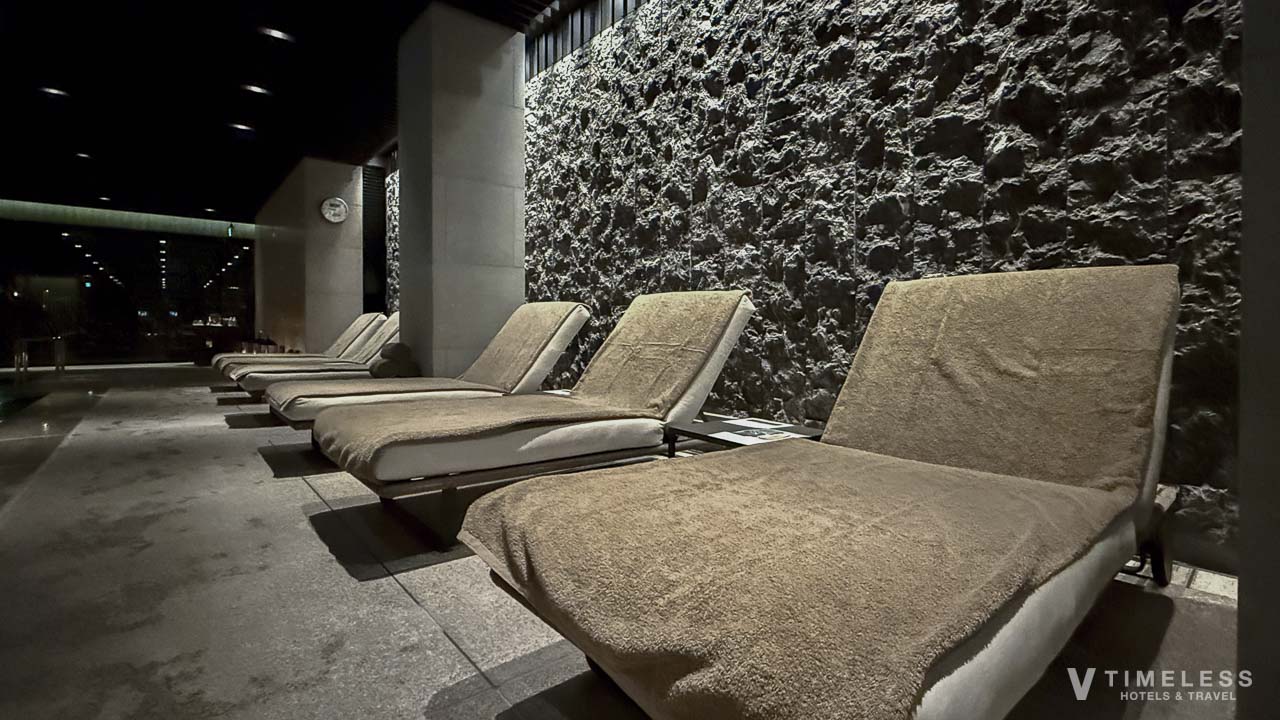 落ち着いた間接照明とプールサイドチェア