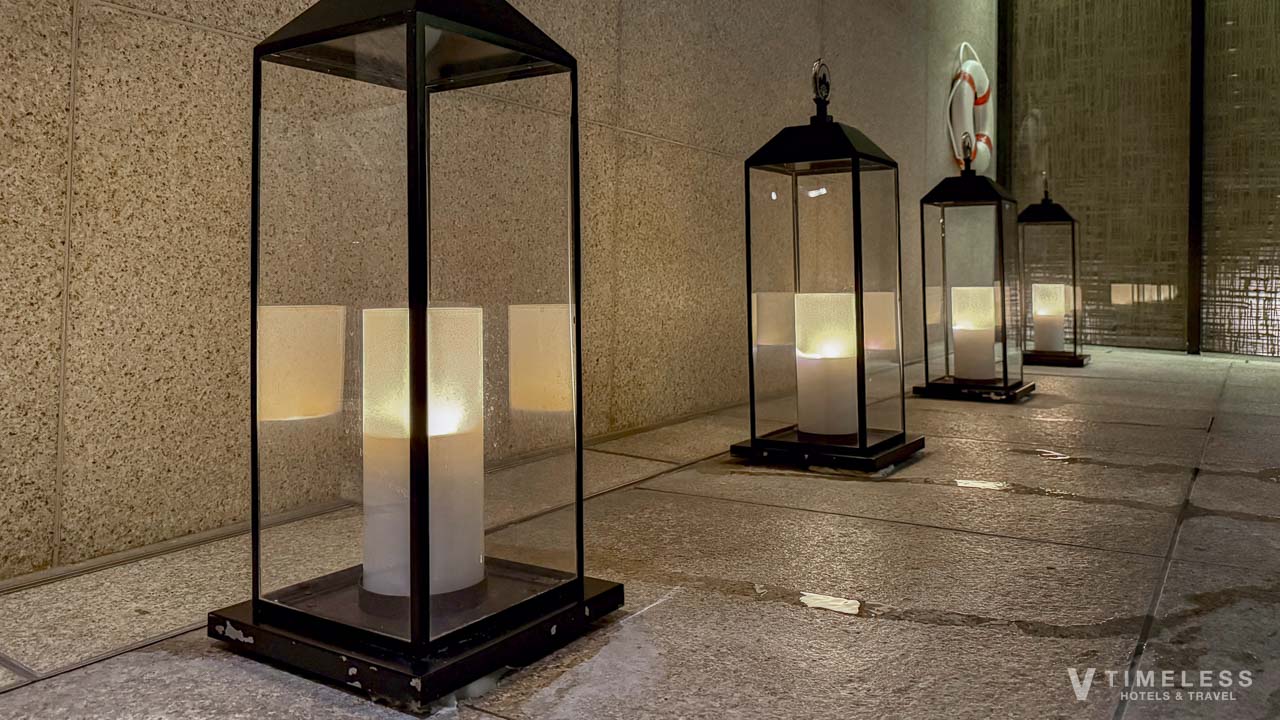 プールサイドに置かれた灯篭