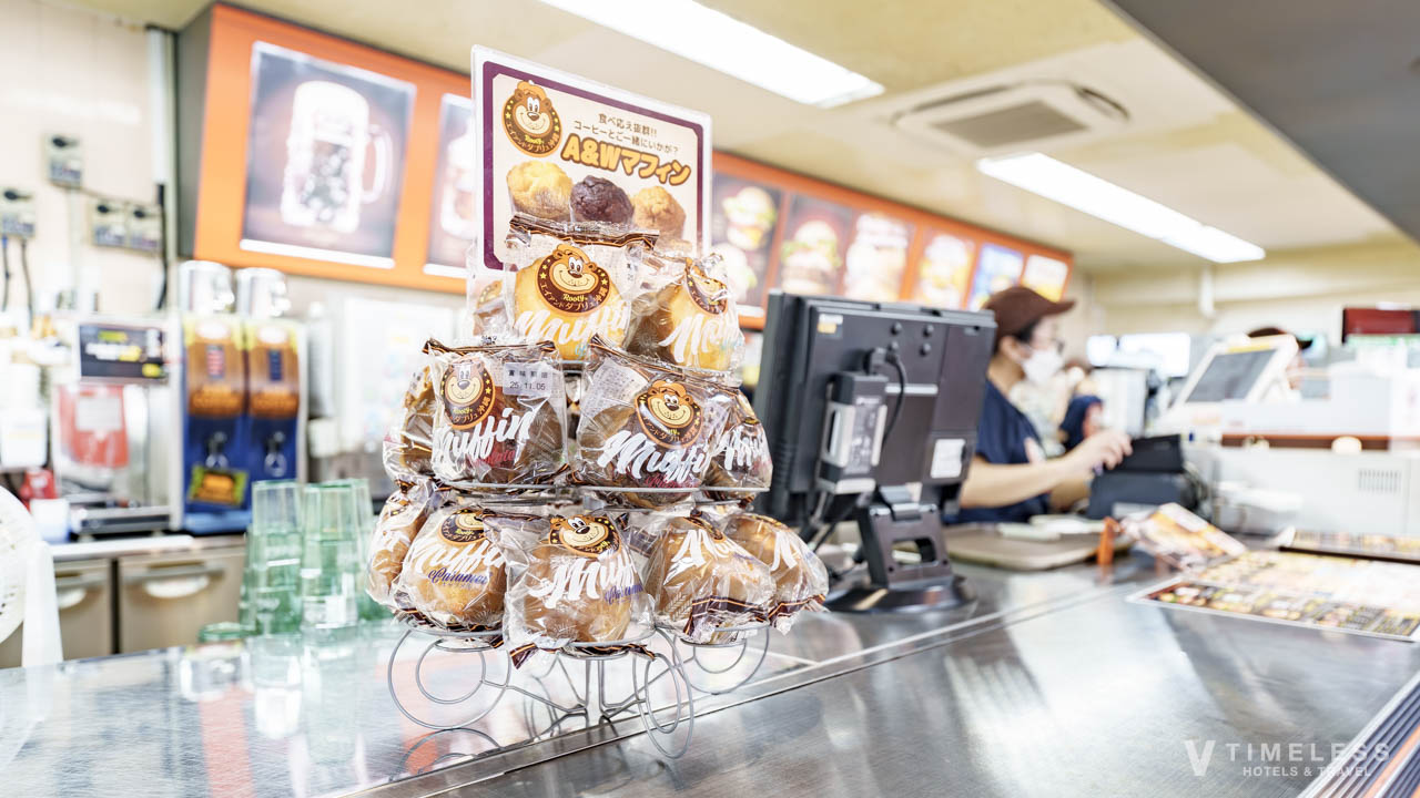 A&W沖縄牧港店のレジカウンターと人気のマフィン