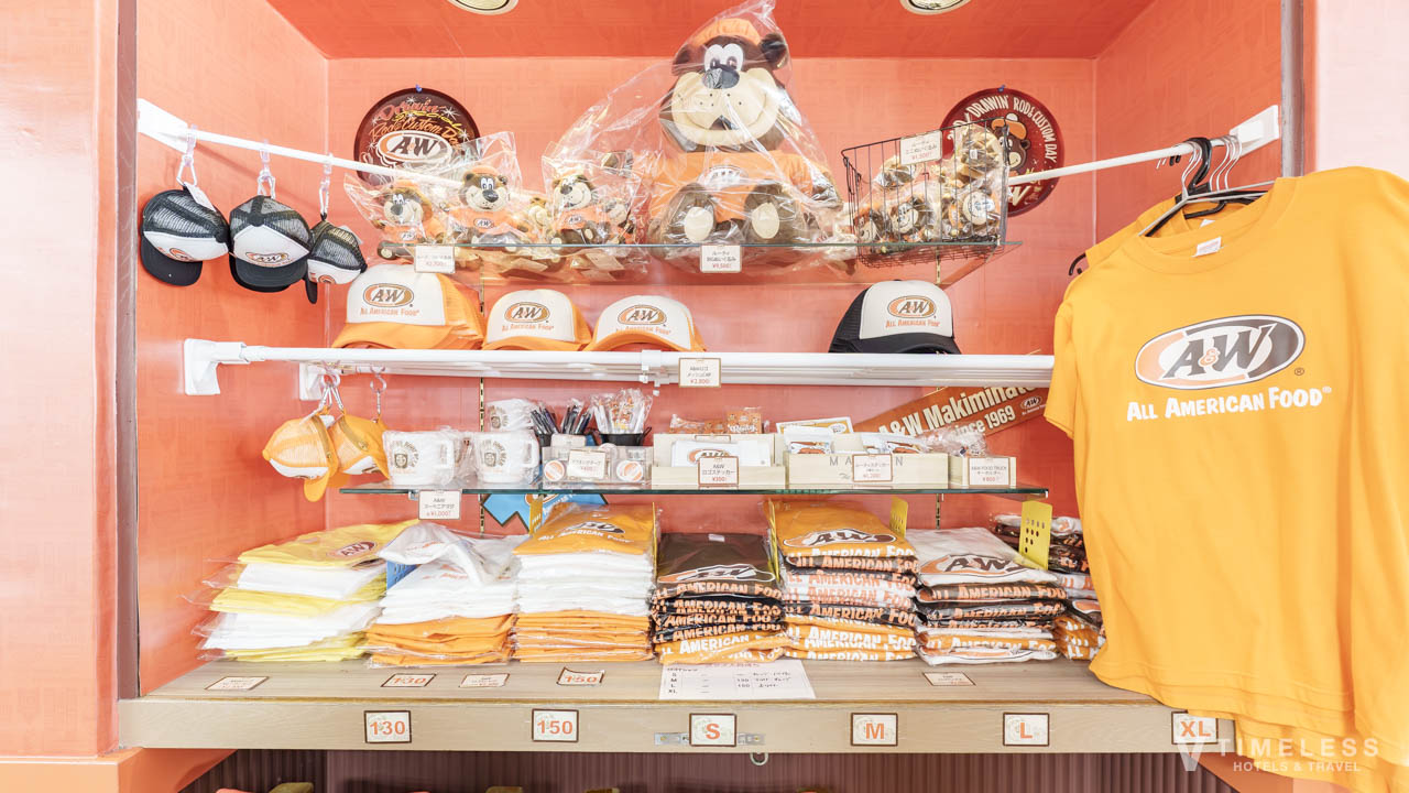 A&W沖縄限定グッズが並ぶ牧港店のショップコーナー
