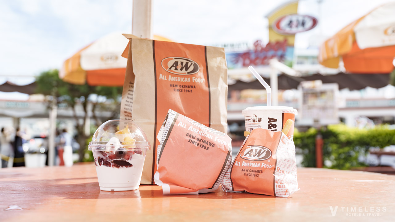 A&W沖縄牧港店のテイクアウトセット｜バーガーとドリンク