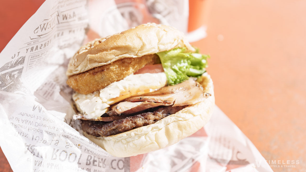 A&W沖縄牧港店のハンバーガー｜ジューシーなパティと具材
