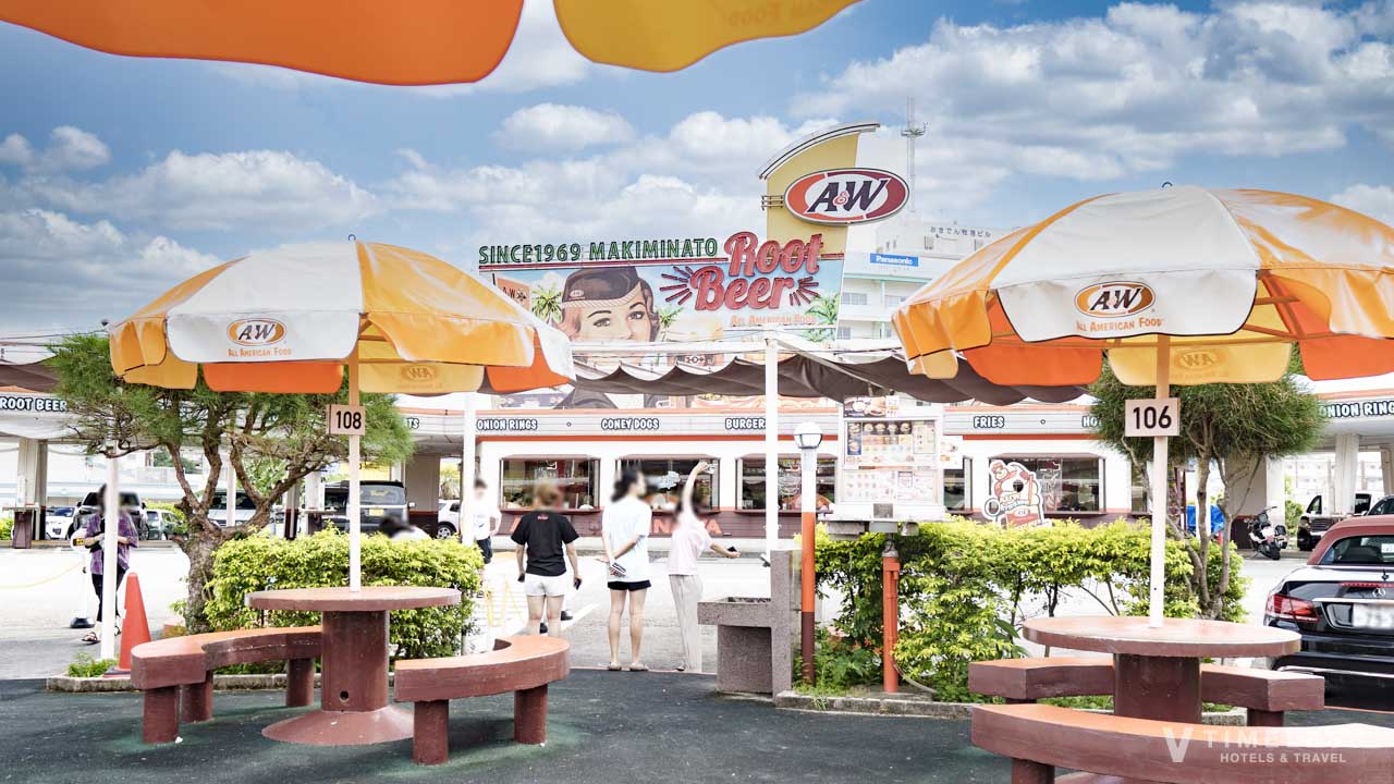 青空の下で楽しめるA&W沖縄牧港店の屋外エリア