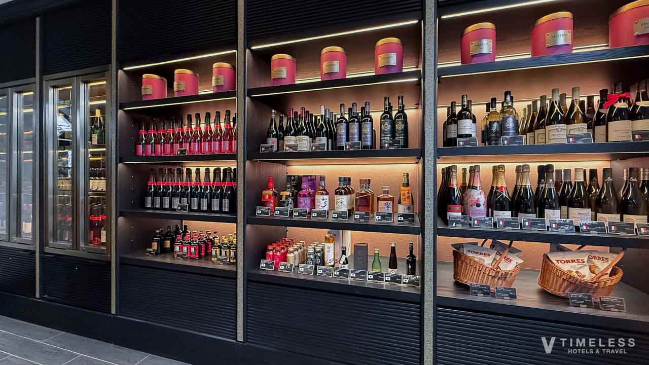フォションホテル京都のブティックに並ぶワインやシャンパン、フランス食文化を感じる高級グルメセレクション