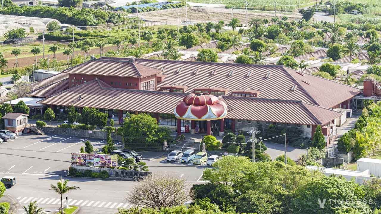 御菓子御殿 読谷本店の全景と赤瓦屋根の外観｜沖縄読谷村の人気土産スポット