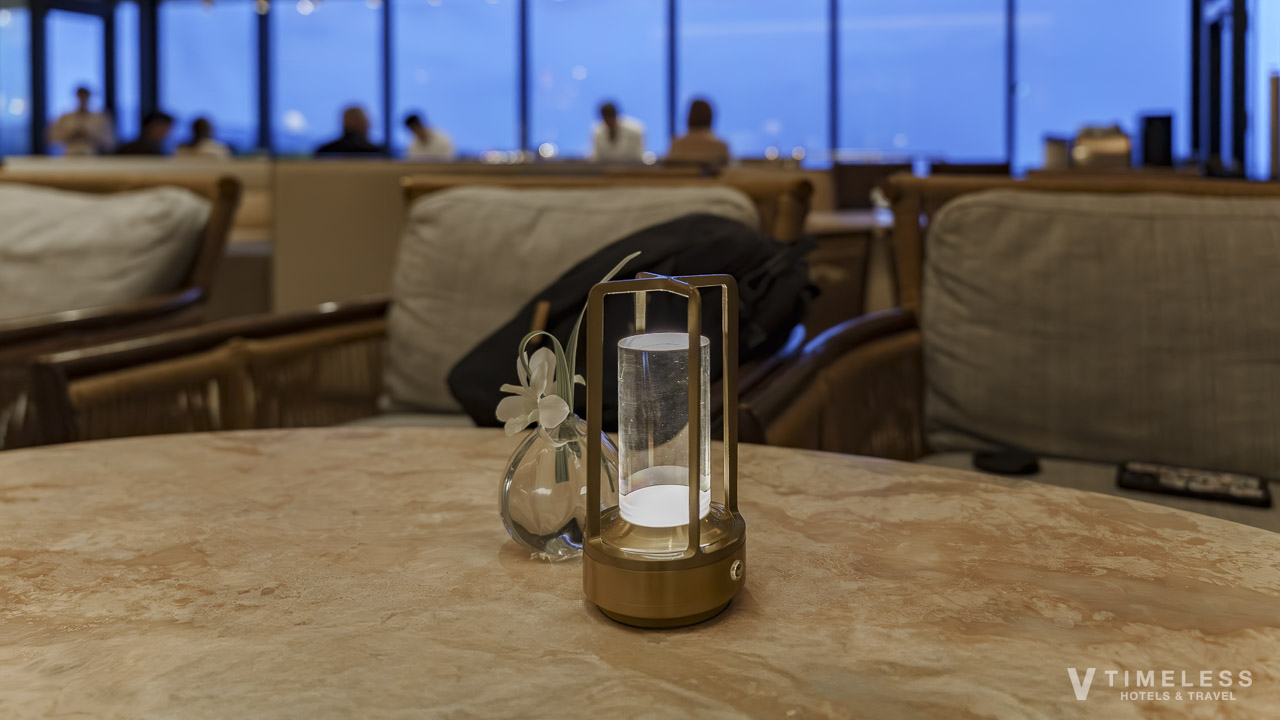 夕景と調和するキャンドルが灯るロマンチックな雰囲気