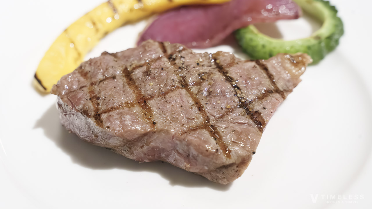 ステーキと彩り豊かな島野菜を添えた一皿