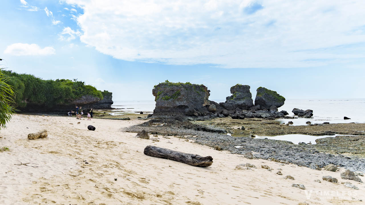 バンタカフェ by 星野リゾート周辺の遠浅の海と岩礁｜沖縄読谷の自然景観