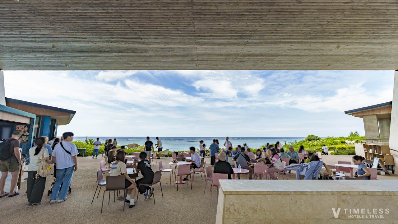 バンタカフェ by 星野リゾートの大展望デッキと海を望むテラス席｜沖縄読谷の絶景オーシャンビューカフェ