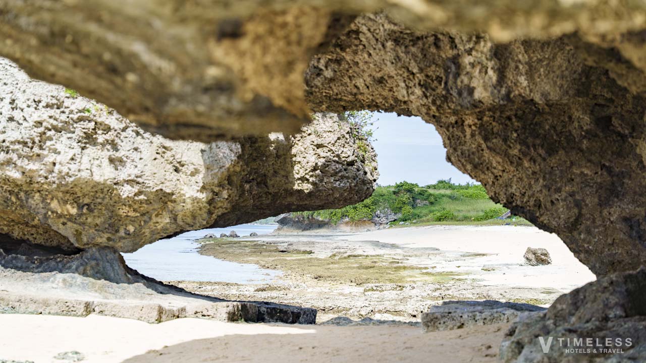 岩の隙間から望む沖縄読谷の海岸風景｜バンタカフェ by 星野リゾート周辺の自然景観