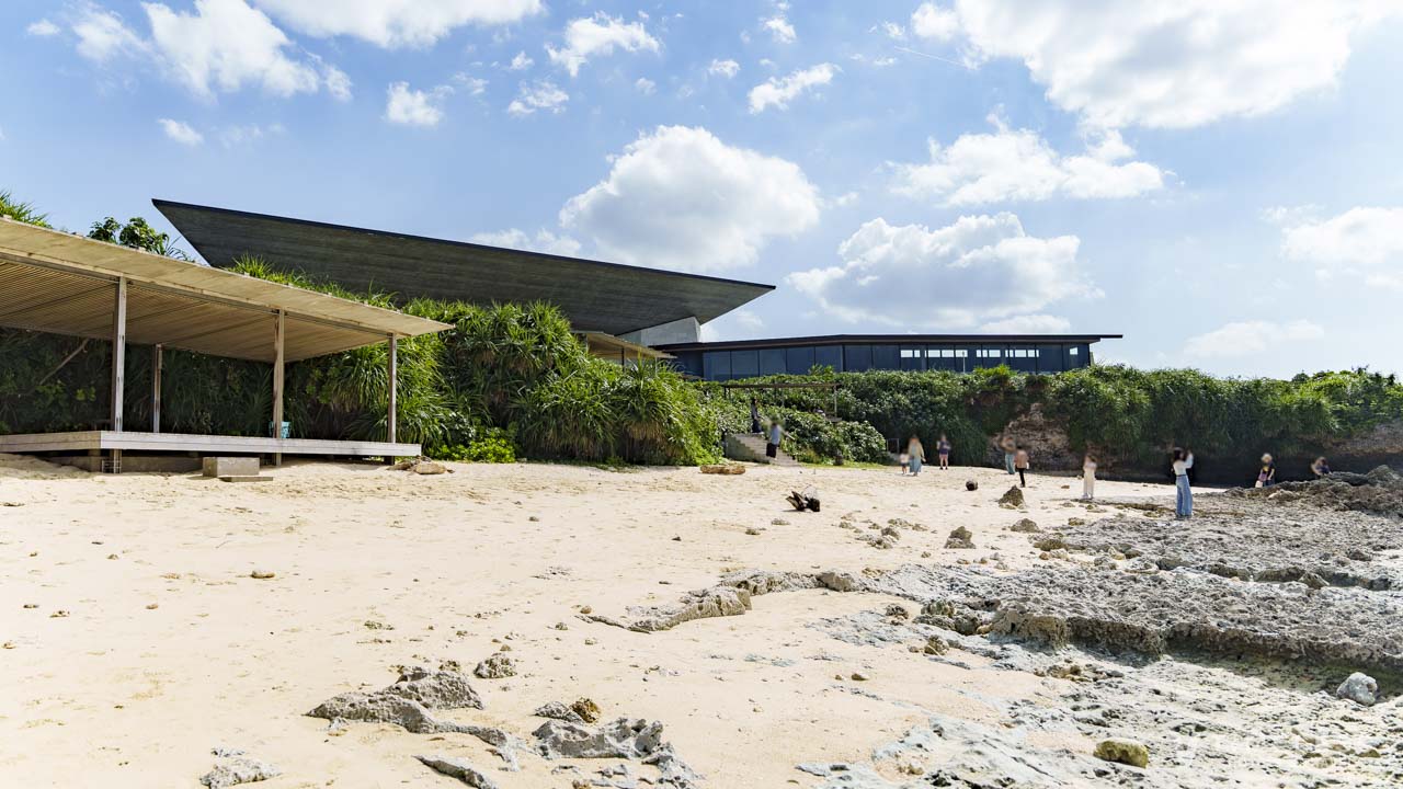 バンタカフェ by 星野リゾートを下から望むビーチと建築デザイン｜沖縄読谷の絶景海カフェ