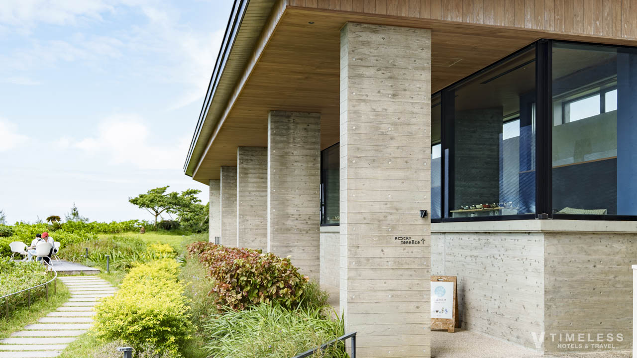 バンタカフェ by 星野リゾートのGOROGOR Loungeとロッキーテラスへの動線｜沖縄読谷の洗練された海カフェ