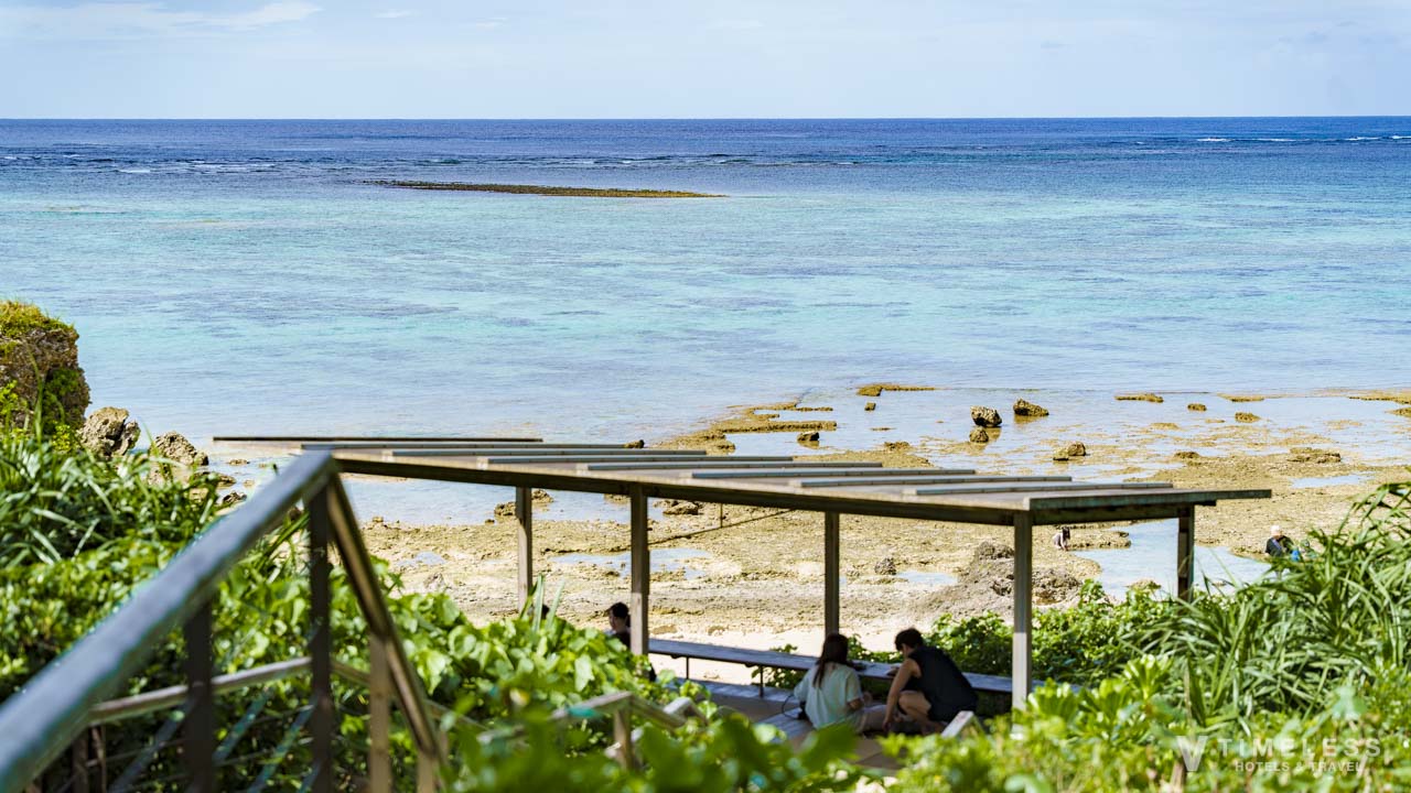 バンタカフェ by 星野リゾートのシーサイドテラスと穏やかな海｜読谷村の絶景スポット