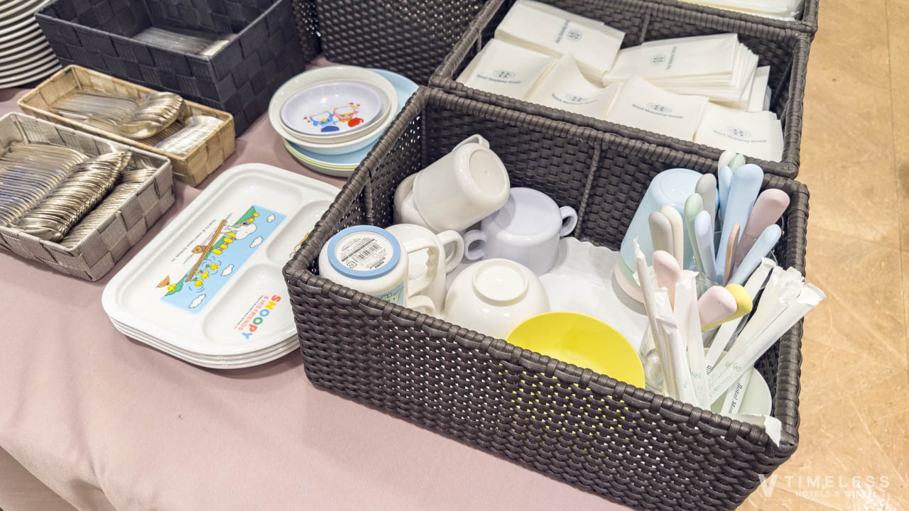 ホテルモントレ京都 朝食｜子ども用食器やカトラリーが揃うファミリーに優しいビュッフェコーナー