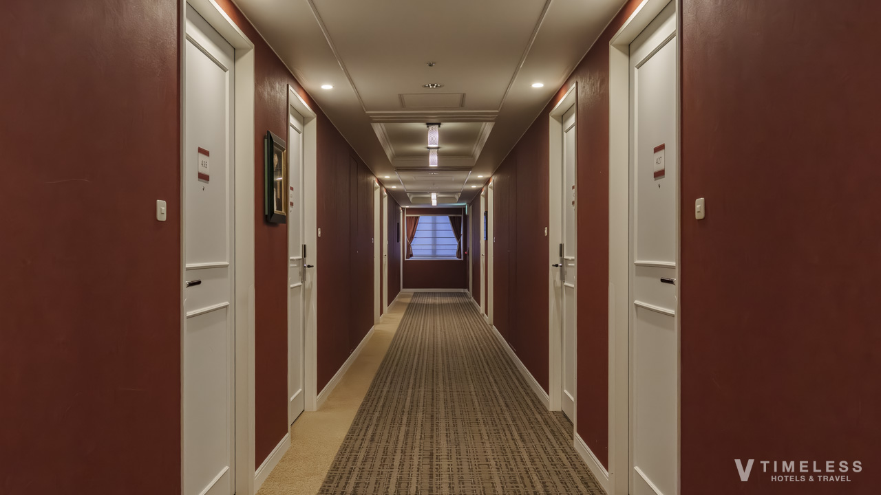 ホテルモントレ京都の客室フロア廊下｜赤を基調にしたクラシカルなデザインが印象的な館内通路