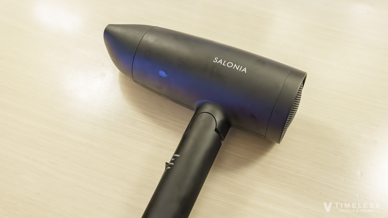 ホテルモントレ京都 部屋備え付けのドライヤー｜スタンダードツイン客室に設置されたSALONIA製ドライヤー