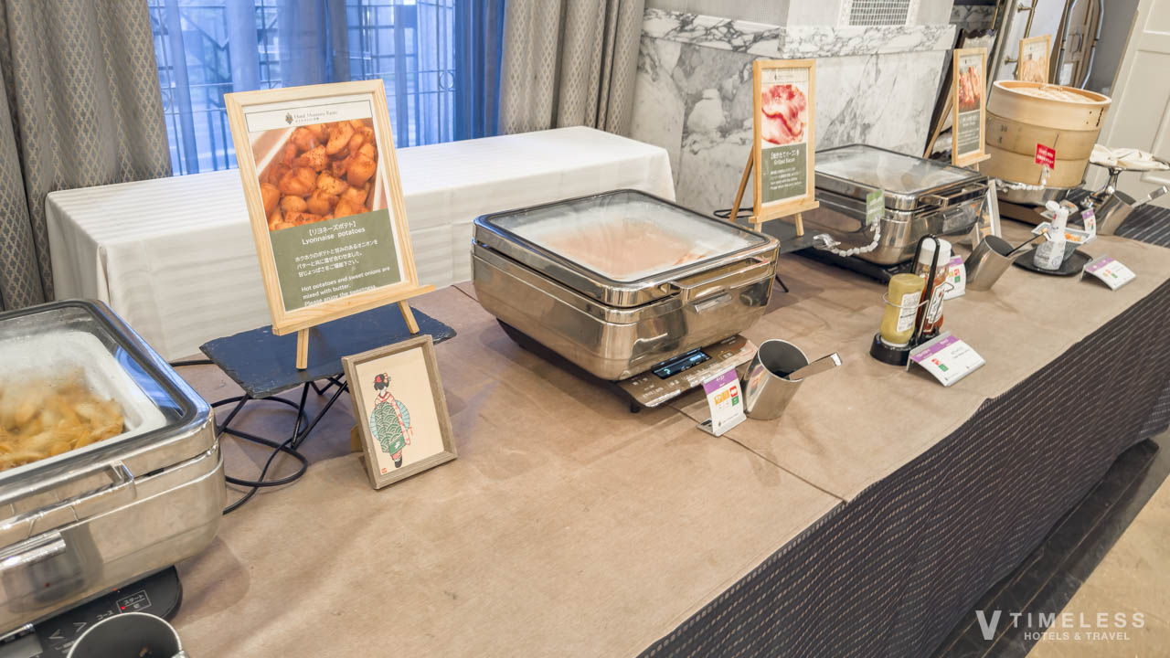 ホテルモントレ京都 朝食ビュッフェの温製料理コーナー｜和洋のおかずが並ぶ落ち着いた会場