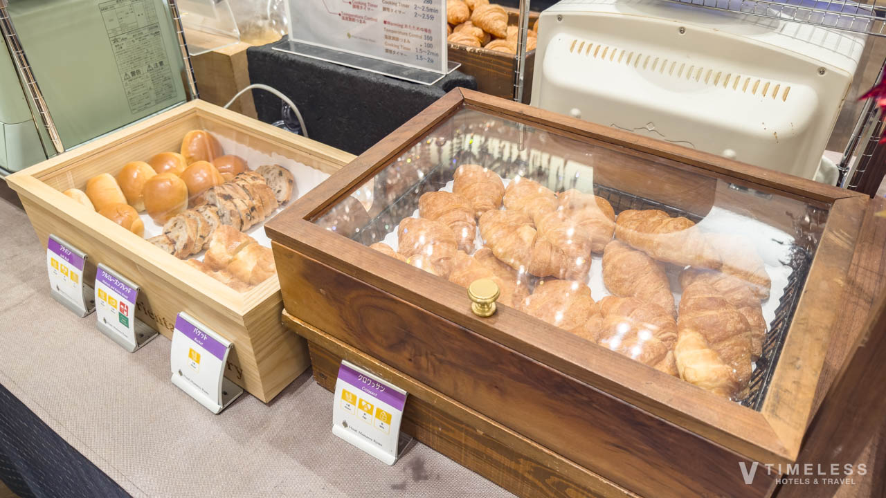ホテルモントレ京都 朝食で楽しむ焼きたてパン｜クロワッサンとロールパンの盛り合わせ
