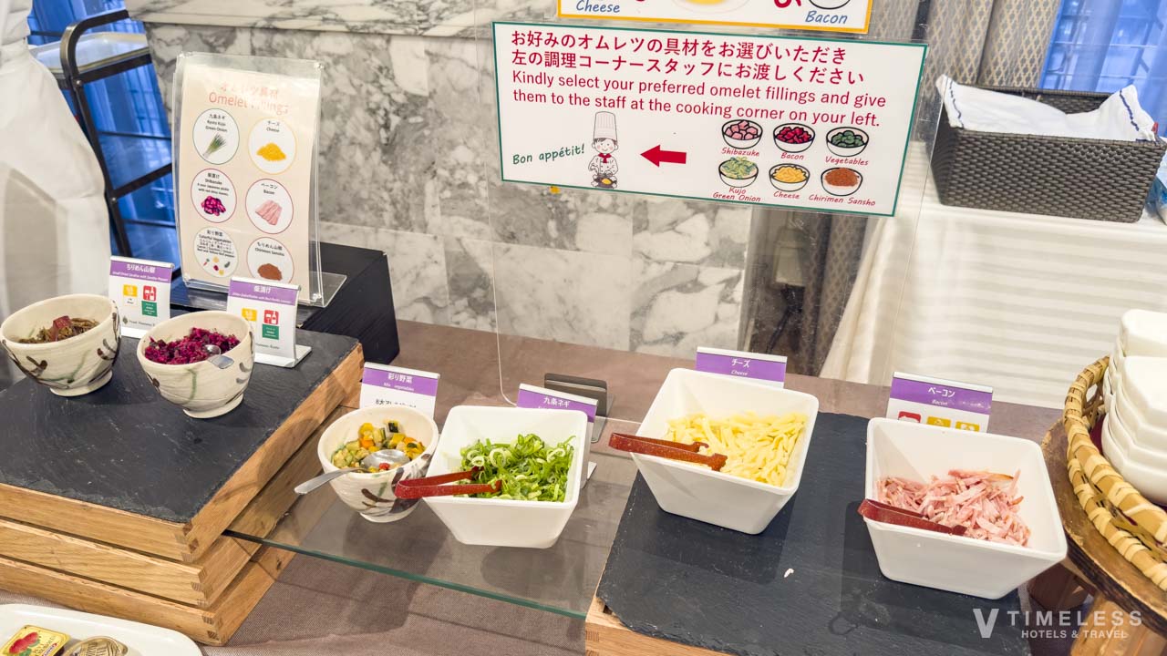 ホテルモントレ京都 朝食｜具材を選べるライブキッチンのオムレツコーナーとトッピング食材