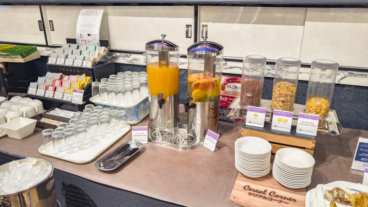 ホテルモントレ京都 朝食｜ドリンクバーとシリアルが並ぶ朝食ビュッフェのドリンクコーナー