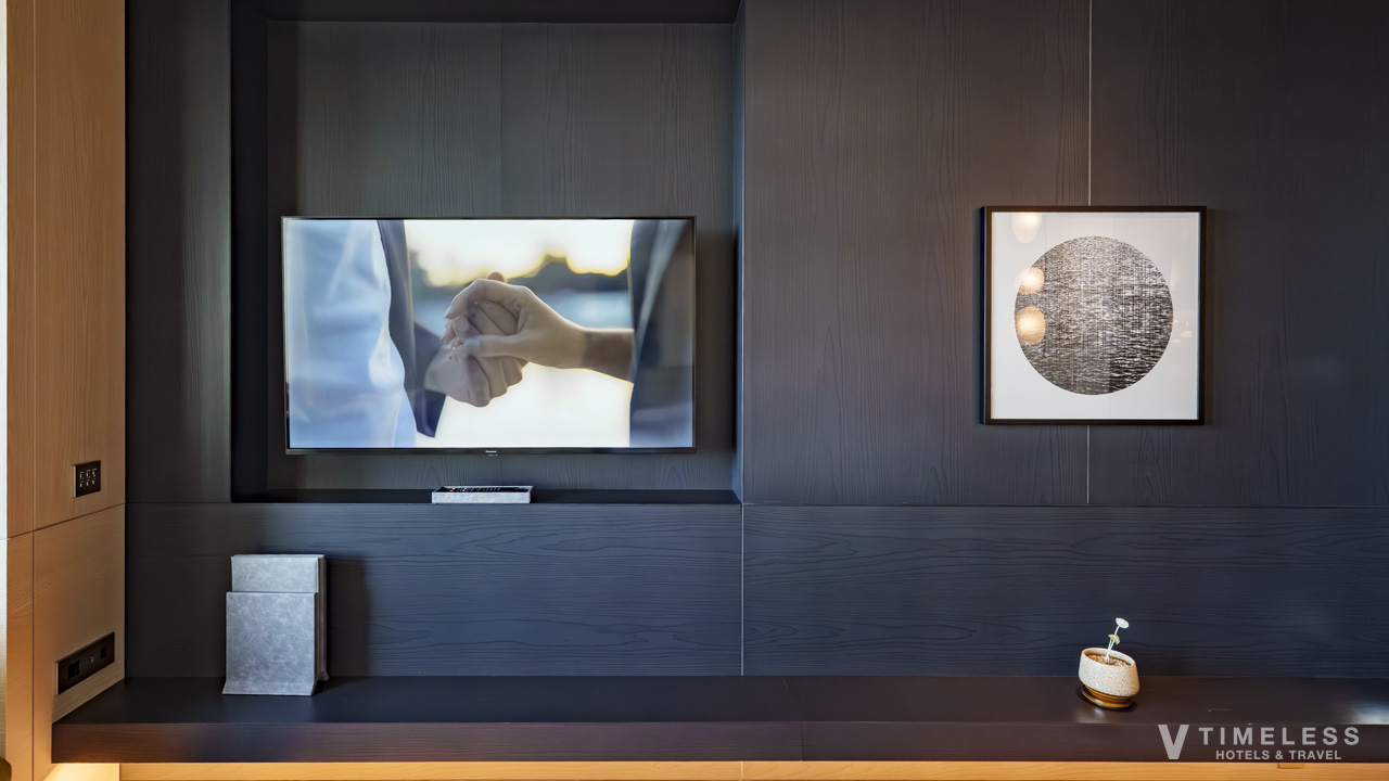 JWマリオット・ホテル東京 客室 テレビ｜壁面アートと一体化したスタイリッシュなデザイン