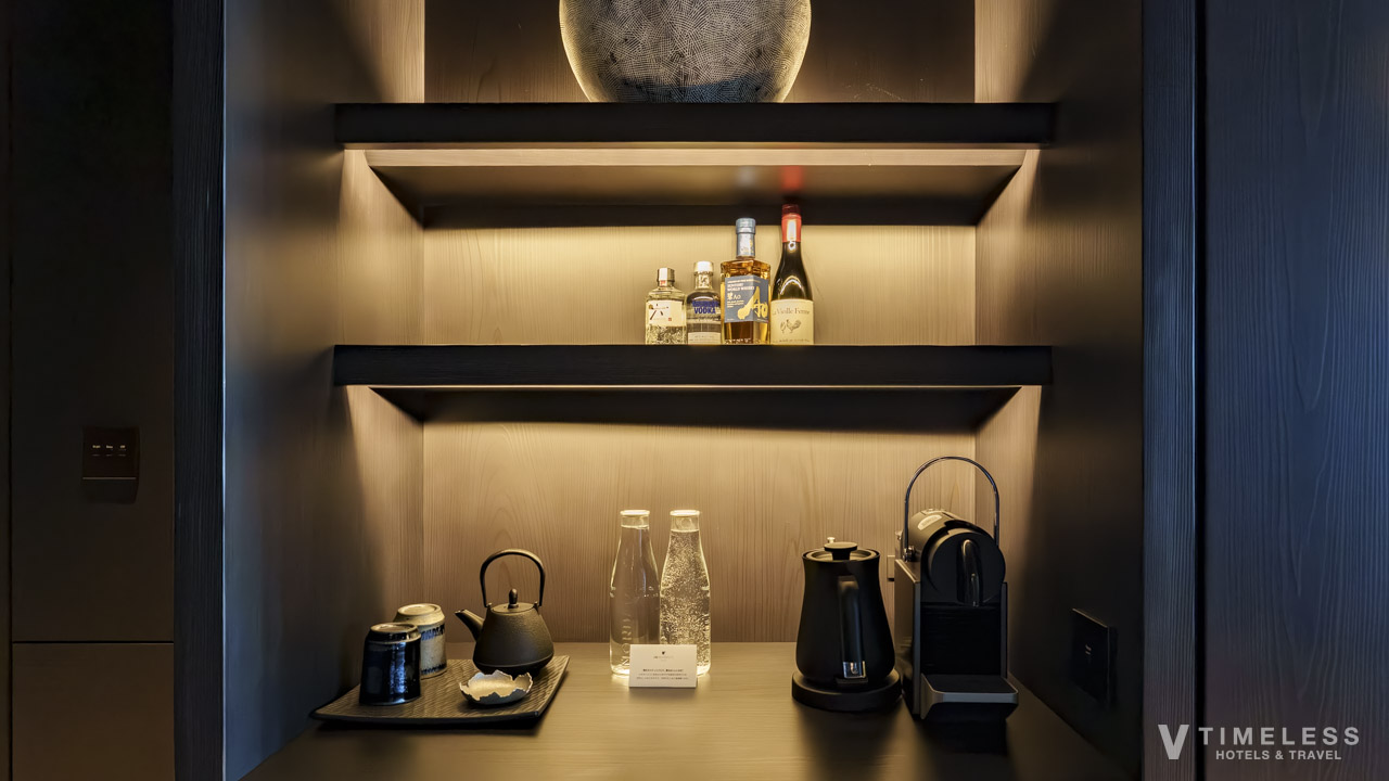 JWマリオット・ホテル東京 客室のミニバー｜コーヒーマシンとティーセットが揃う空間