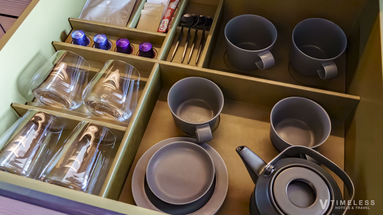 JWマリオット・ホテル東京 客室のカップ＆グラス収納｜整然と美しく配置された備品