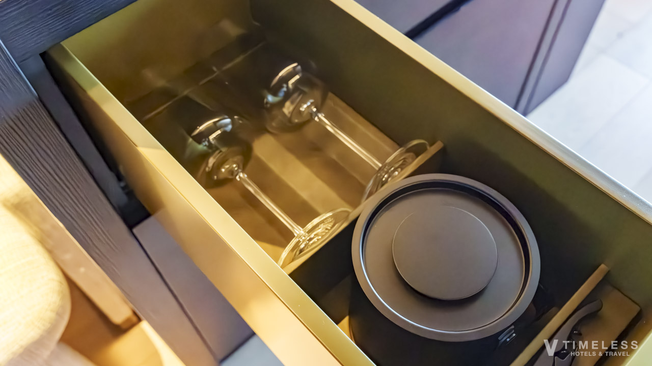 JWマリオット・ホテル東京 客室備品｜ワイングラスとティーポットが整然と収納された引き出し