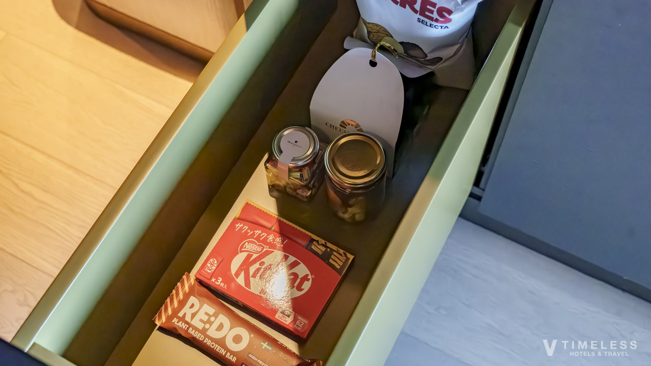 JWマリオット・ホテル東京 部屋のミニバー｜スナックや軽食が並ぶ引き出し収納