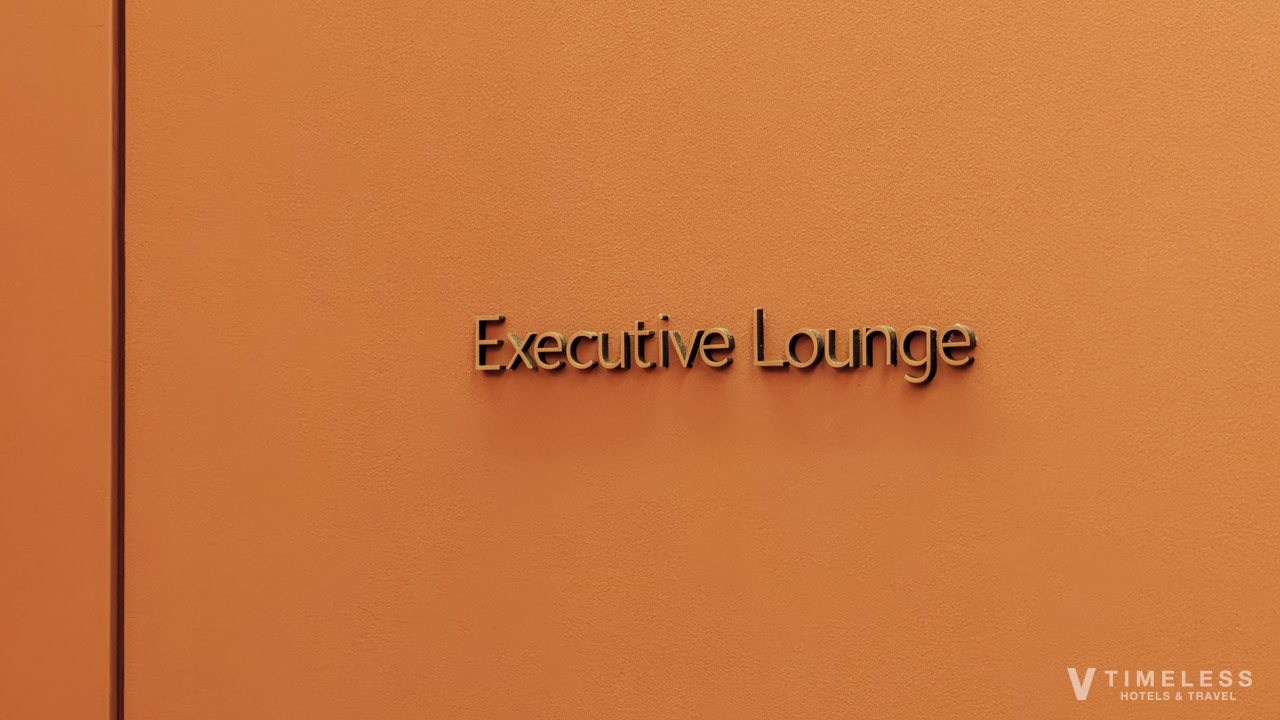 JWマリオット・ホテル東京 エグゼクティブラウンジのエントランスサイン｜上質な滞在の始まりを告げる空間