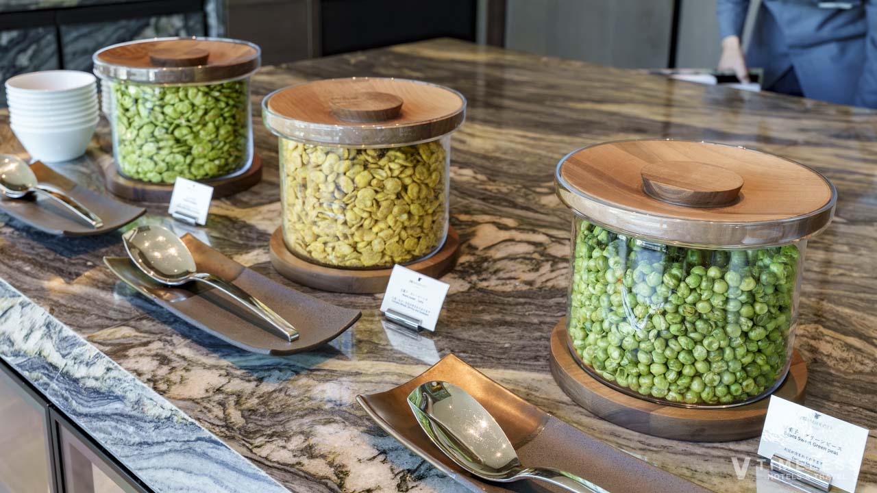 JWマリオット・ホテル東京のエグゼクティブラウンジに並ぶナッツとスナック