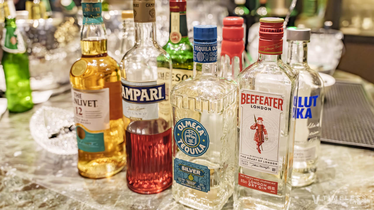JWマリオット・ホテル東京のエグゼクティブラウンジに並ぶウイスキーやジンなどのアルコール類