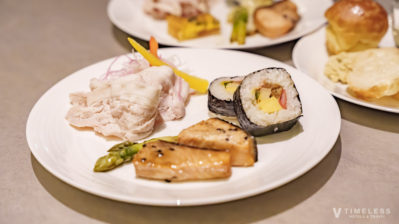 JWマリオット・ホテル東京のエグゼクティブラウンジで夜景を眺めながら楽しむ軽食とシャンパン