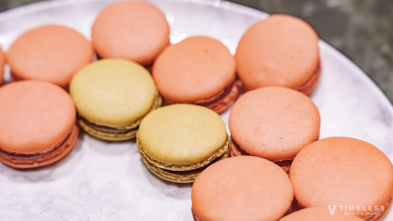 JWマリオット・ホテル東京のエグゼクティブラウンジ ナイトキャップで提供されるマカロン｜上品な甘さのカラフルなデザート