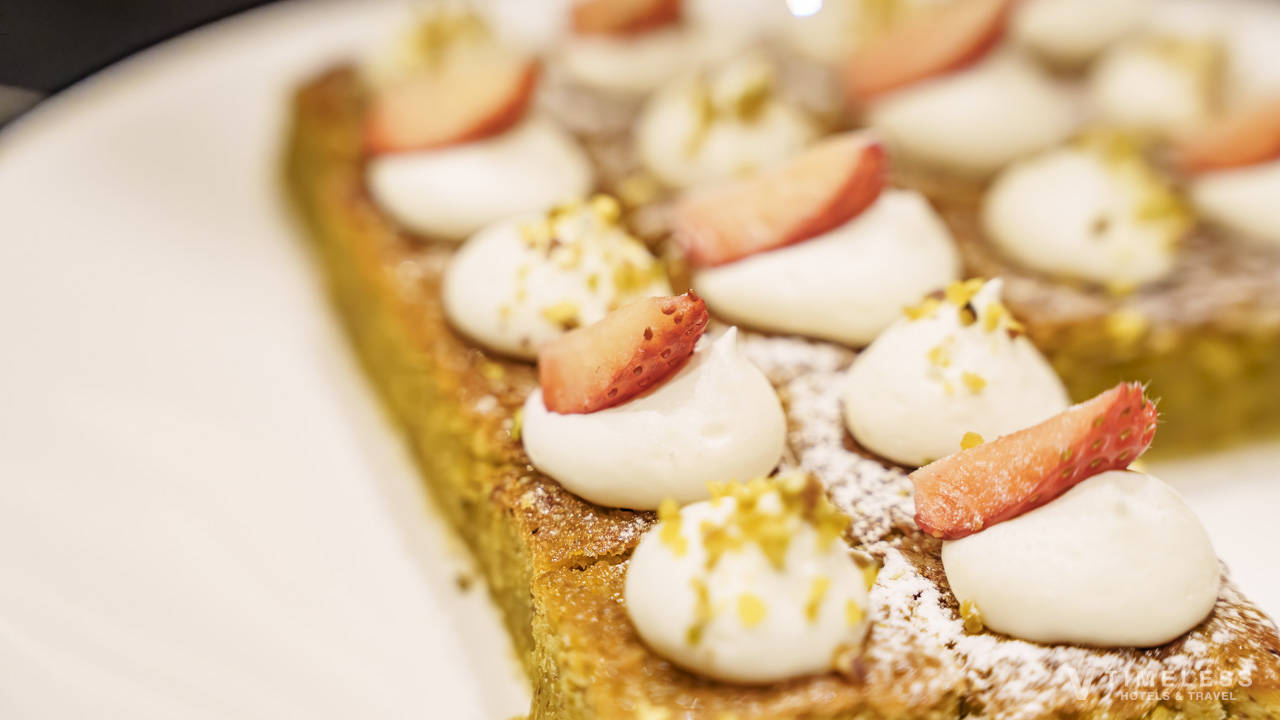 JWマリオット・ホテル東京のエグゼクティブラウンジで楽しむナイトキャップのケーキ｜苺を使った上品なタルト