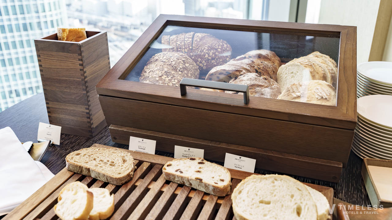 JWマリオット・ホテル東京のラウンジ朝食｜食パンやカンパーニュが並ぶブレッドコーナー