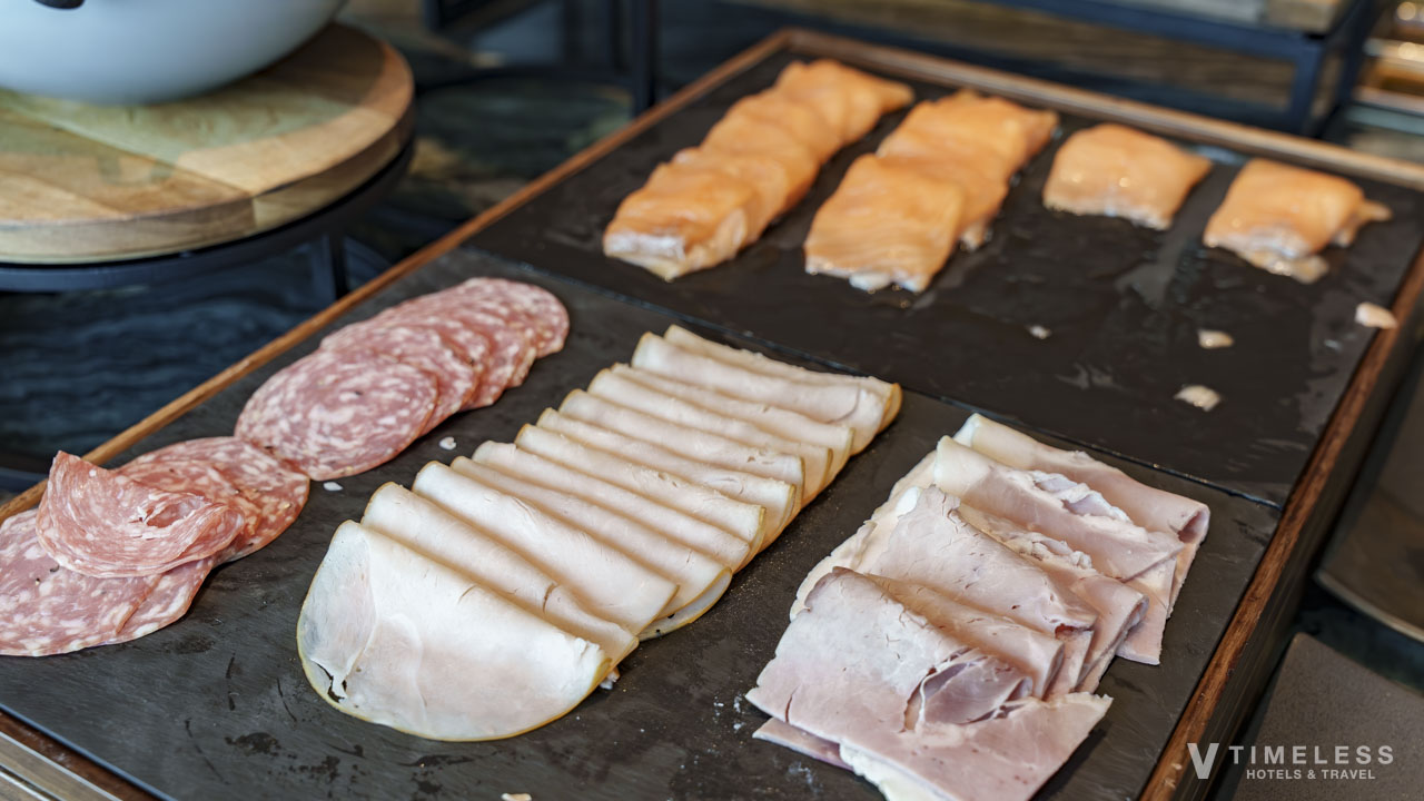 JWマリオット・ホテル東京のエグゼクティブラウンジ朝食｜ハムやスモークサーモンのコールドミート