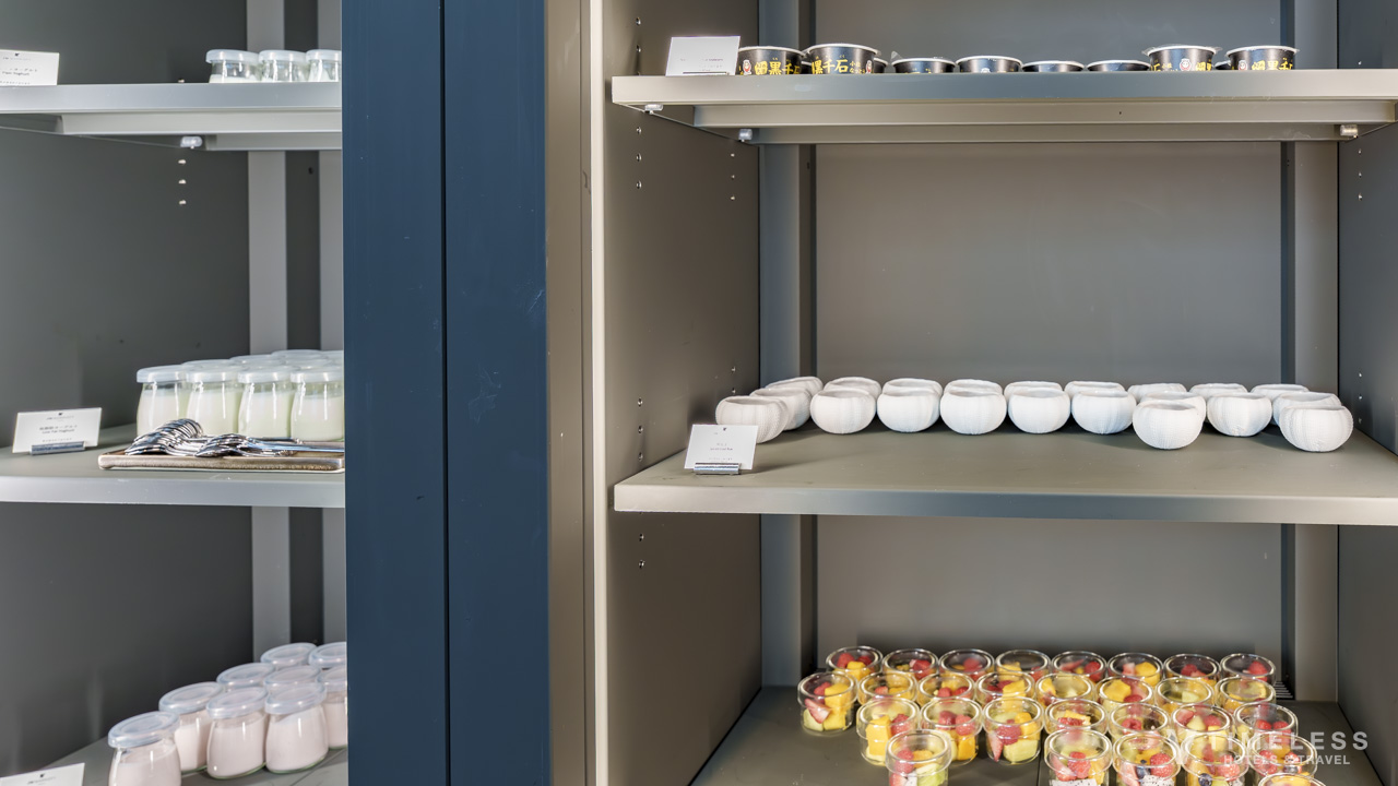 JWマリオット・ホテル東京のエグゼクティブラウンジ朝食｜ヨーグルトとフレッシュフルーツが並ぶ冷製コーナー