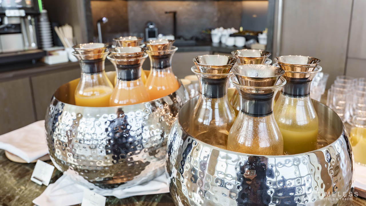 JWマリオット・ホテル東京のエグゼクティブラウンジ朝食｜フレッシュジュースが並ぶドリンクステーション