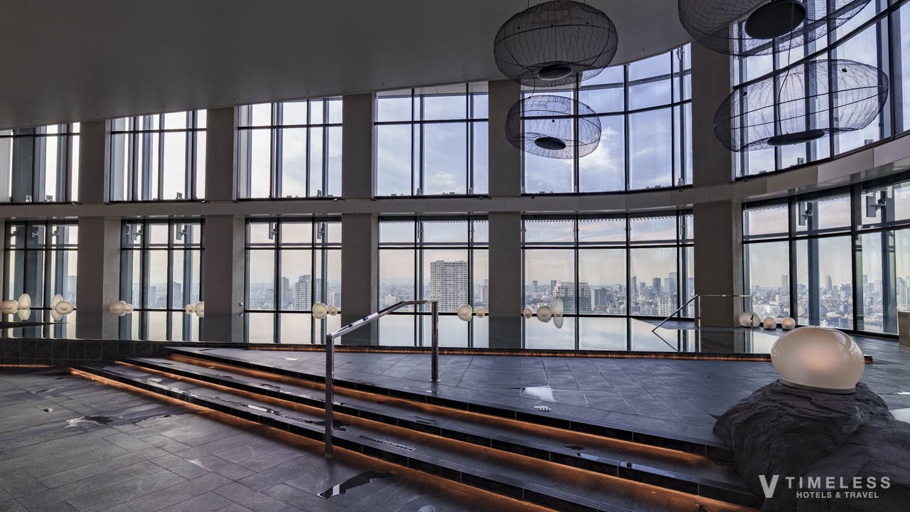 JWマリオット・ホテル東京の屋内プール全景｜大きな窓から東京の街並みを望む開放的な空間