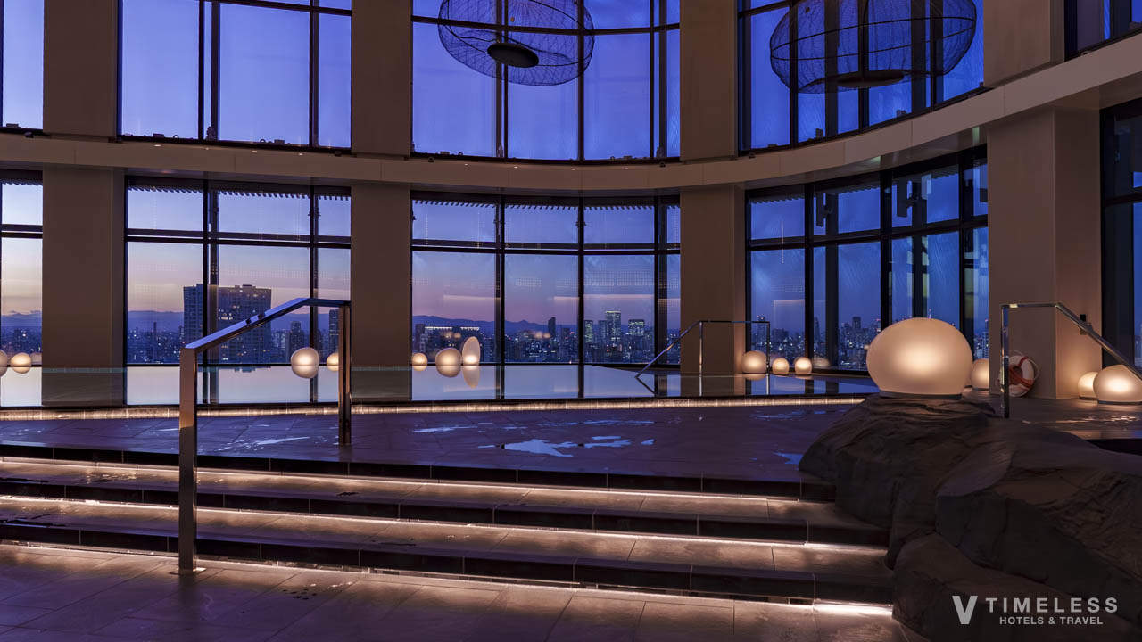 JWマリオット・ホテル東京の屋内プール水面｜夜景が映るラグジュアリーな空間