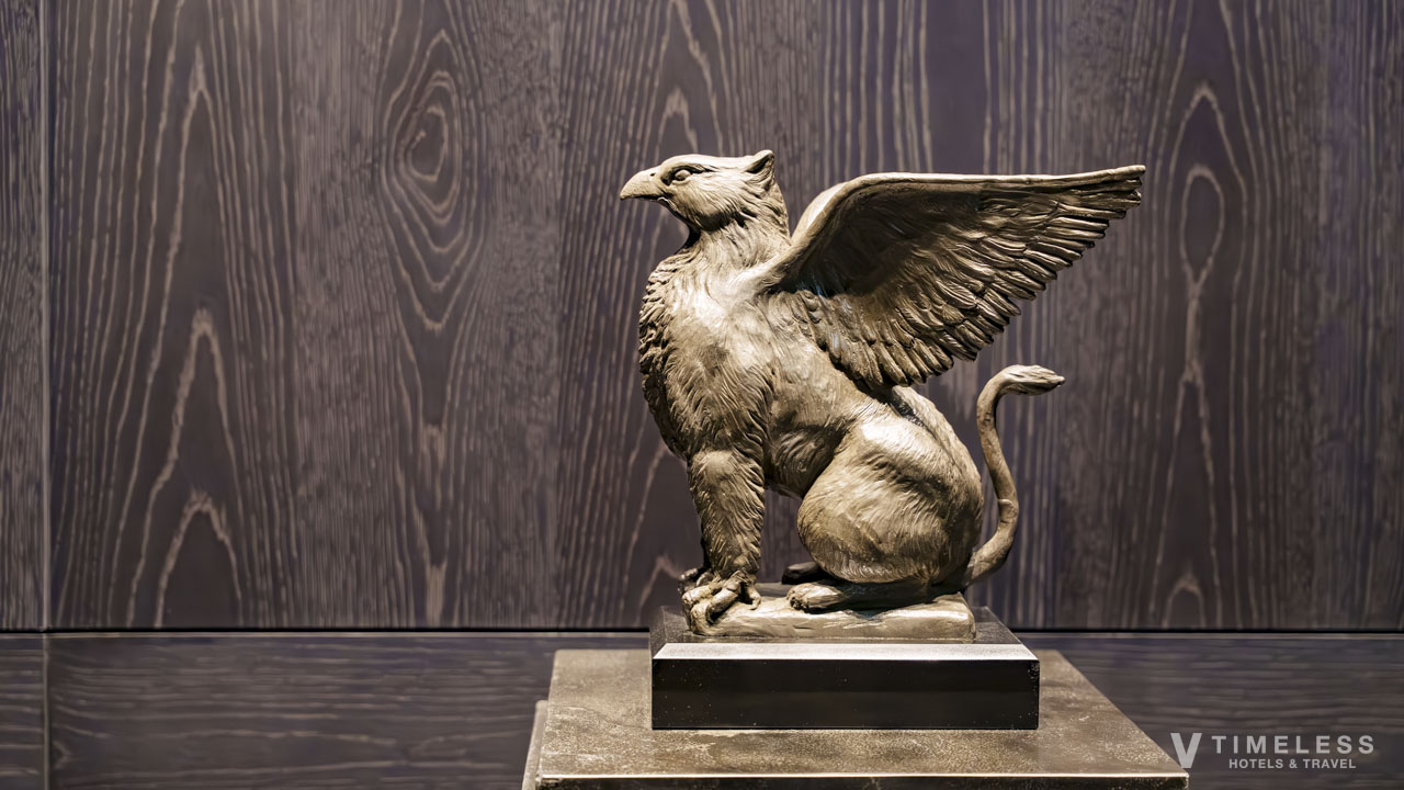 Wマリオット・ホテル東京のグリフィン像｜ブランドを象徴するアート作品