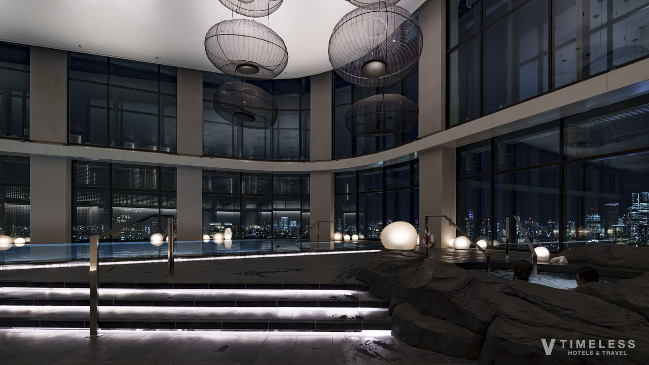 夜のJWマリオット・ホテル東京のインドアプールと幻想的な照明演出