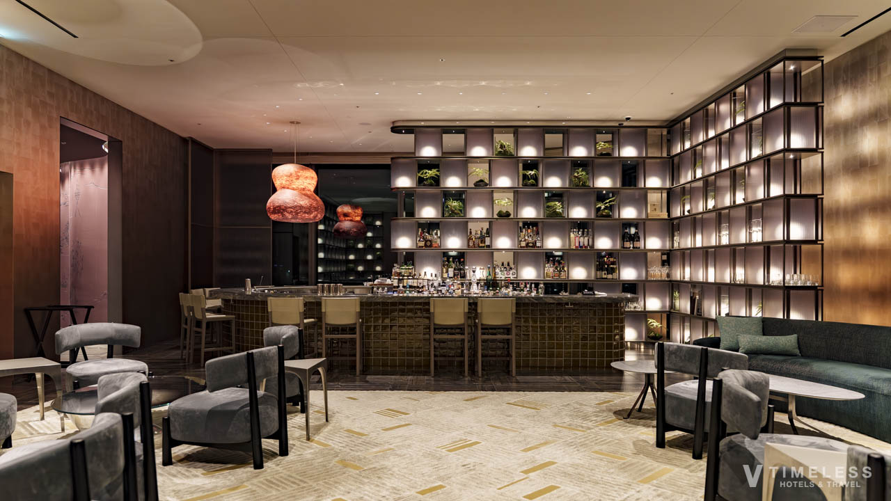 上質な照明とボトルが並ぶJWマリオット・ホテル東京最上階のラグジュアリーバー