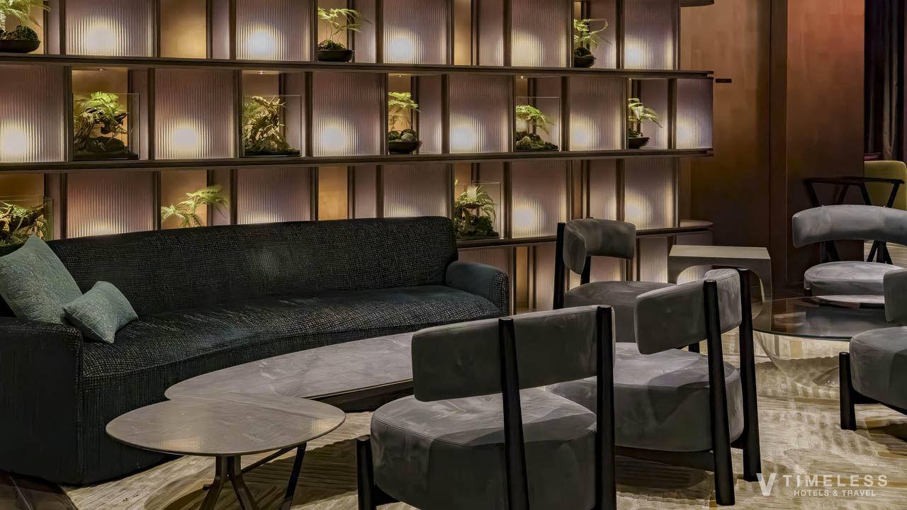 会話とお酒を楽しむJW Barのラウンジ席｜ホテルならではの落ち着き