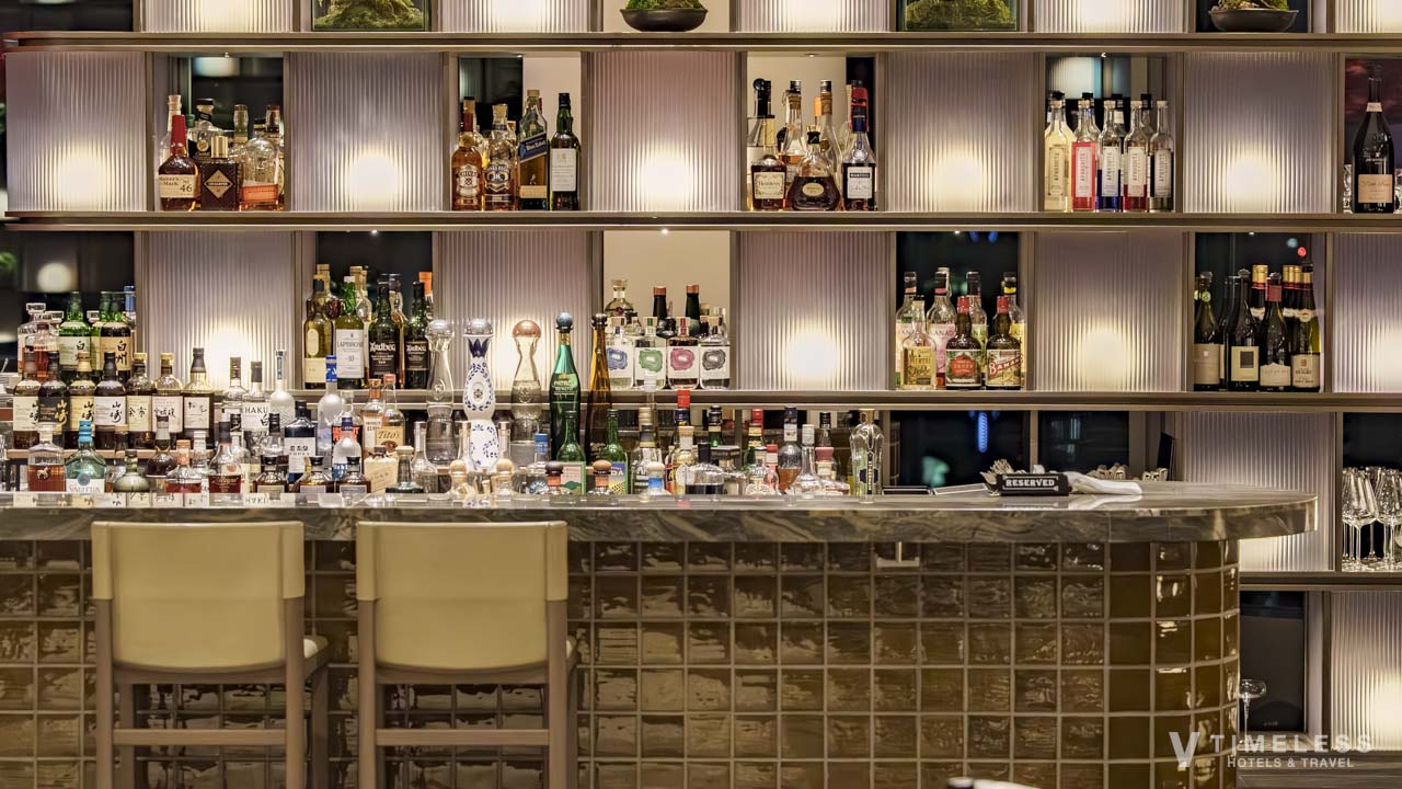 JW Barのバーカウンター｜世界のウイスキーとスピリッツが並ぶホテルバー