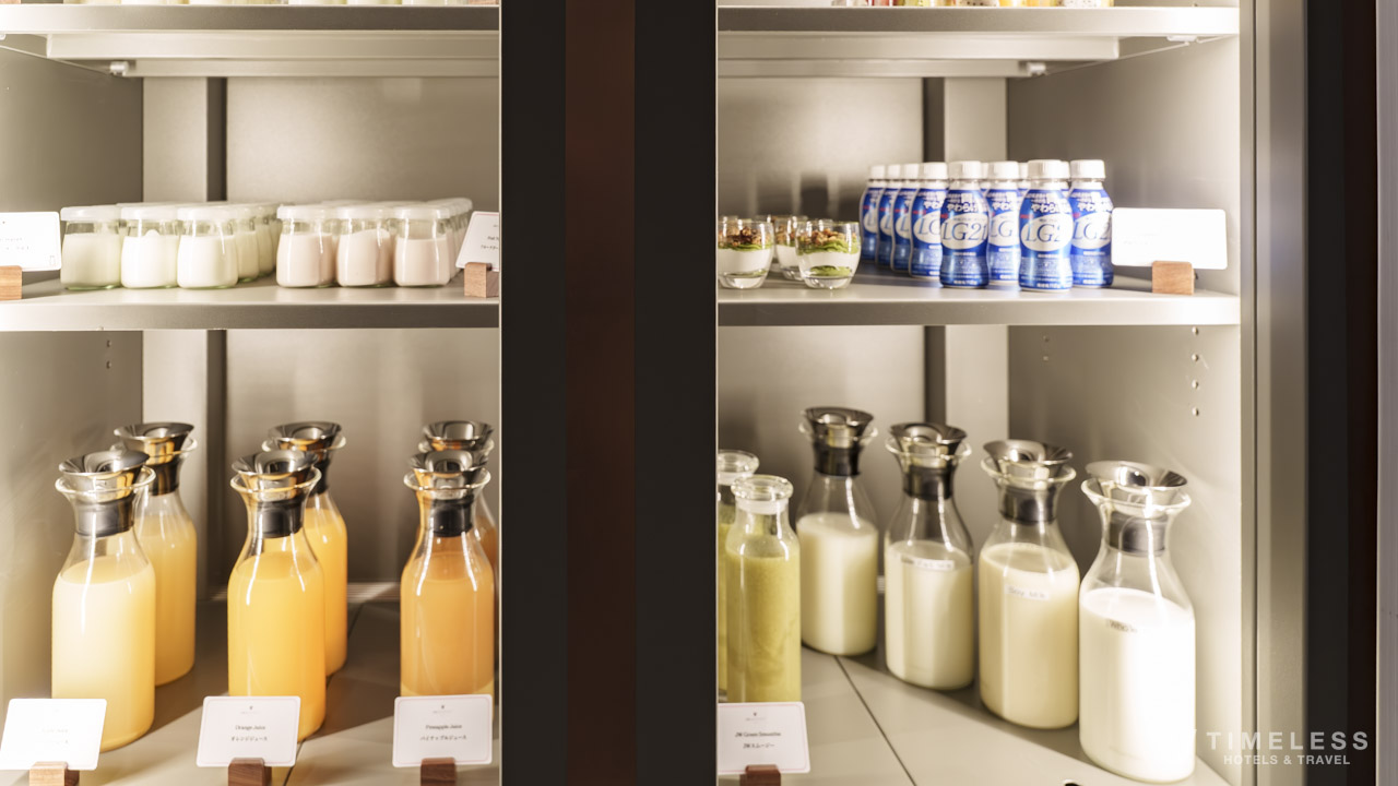 JWマリオット・ホテル東京 朝食のドリンクコーナー｜フレッシュジュースとヨーグルトが並ぶ冷蔵棚