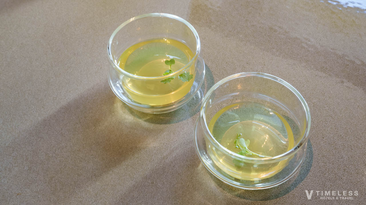 JWマリオット・ホテル東京 客室 ウェルカムティー｜透明感あるグラスで提供されるハーブティー