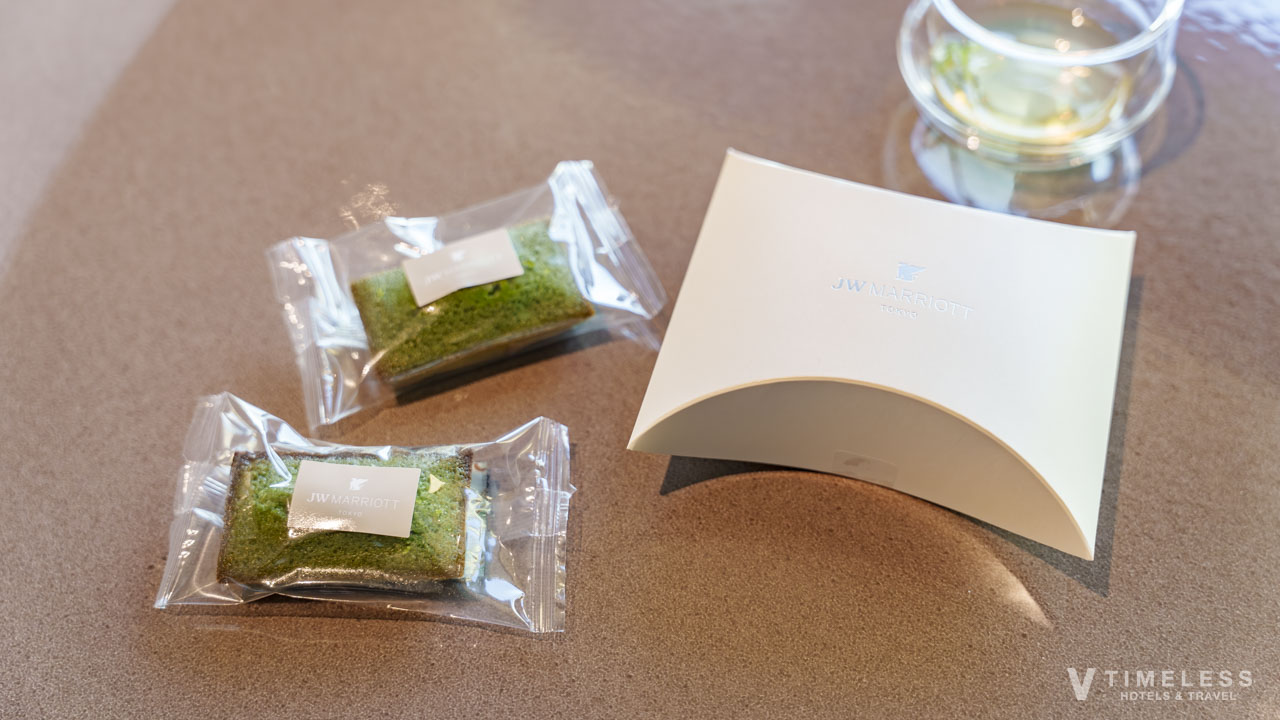 JWマリオット・ホテル東京 客室 ウェルカムスイーツ｜抹茶の焼き菓子とブランドロゴ入りパッケージ